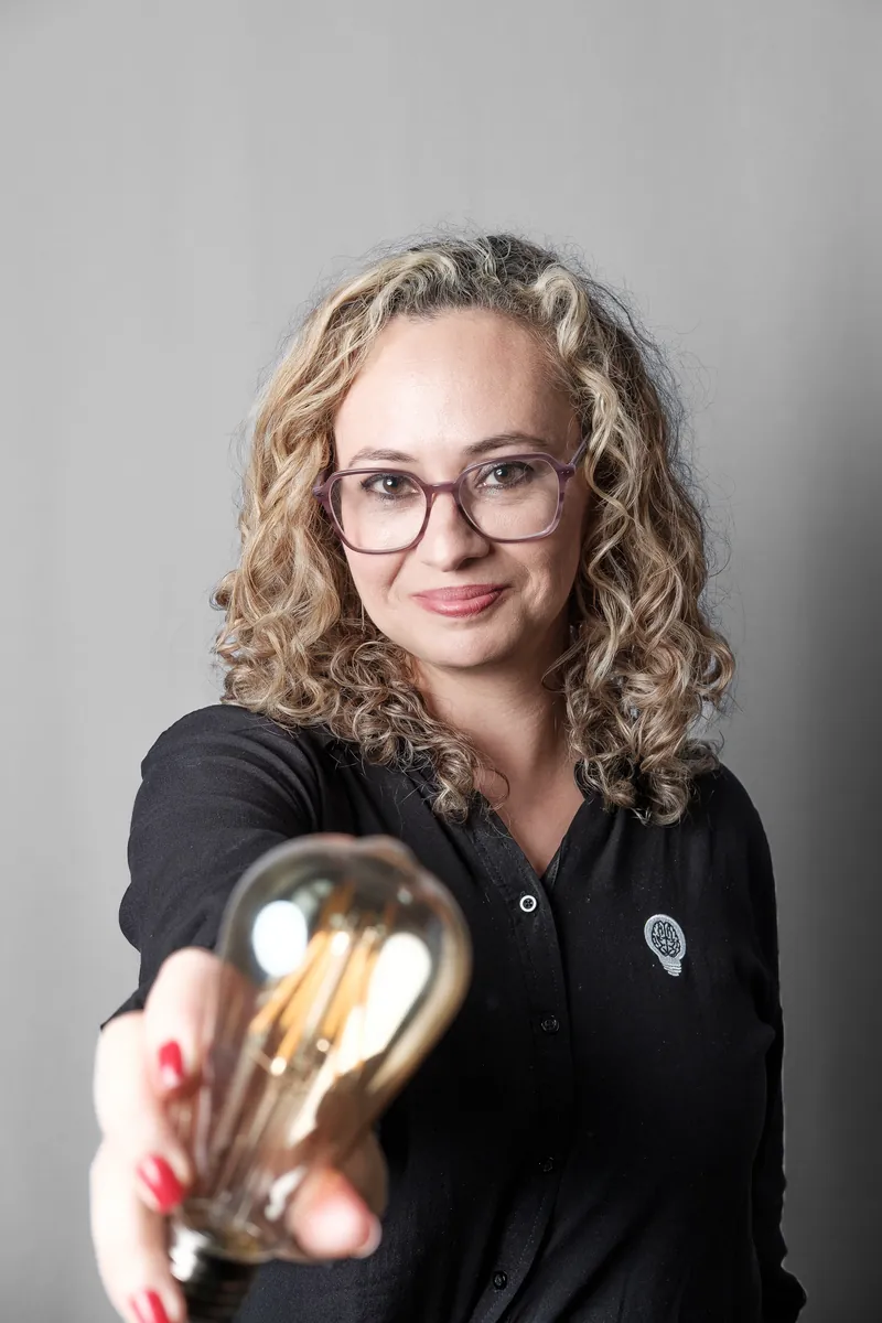 Profa. Me. Rosana Oliveira — Fundadora e Diretora Geral do Projeto Ingenium, especialista em Altas Habilidades e Superdotação